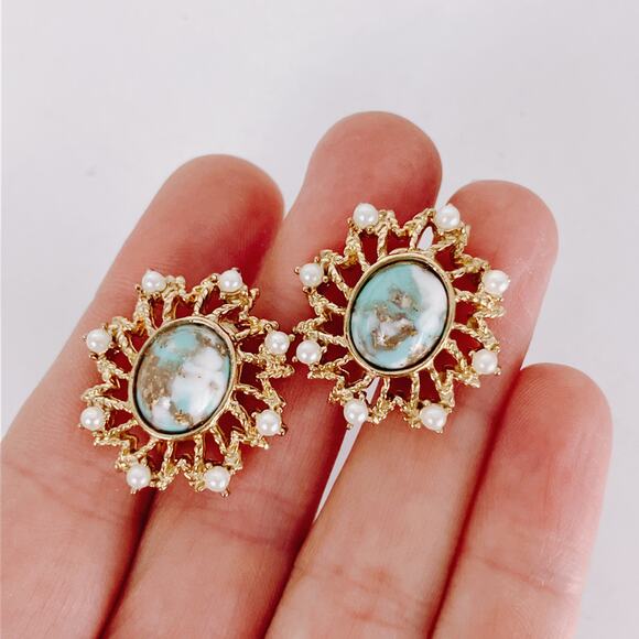 VTG 1960s 1970s Signed Sarah Coventry Mod Faux Pearl Gold Tone Clip On Earrings - Picture 2 of 10